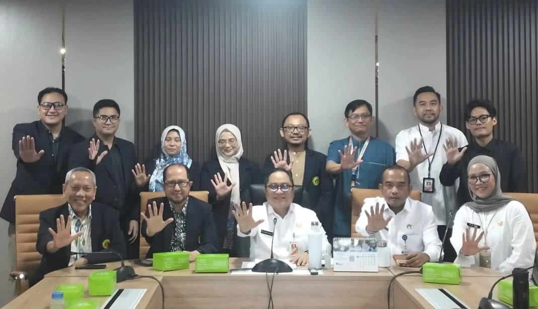 Bagi Jakarta Selatan, kehadiran para dokter paru yang juga adalah warga di kecamatan mereka sendiri bisa menjadi jembatan yang selama ini hilang: antara layanan kesehatan spesialistik dan kehidupan sehari-hari warga di tingkat RT dan RW. (Foto: Prof. Tjandra Yoga Aditama/TUTURBANGSA.COM)